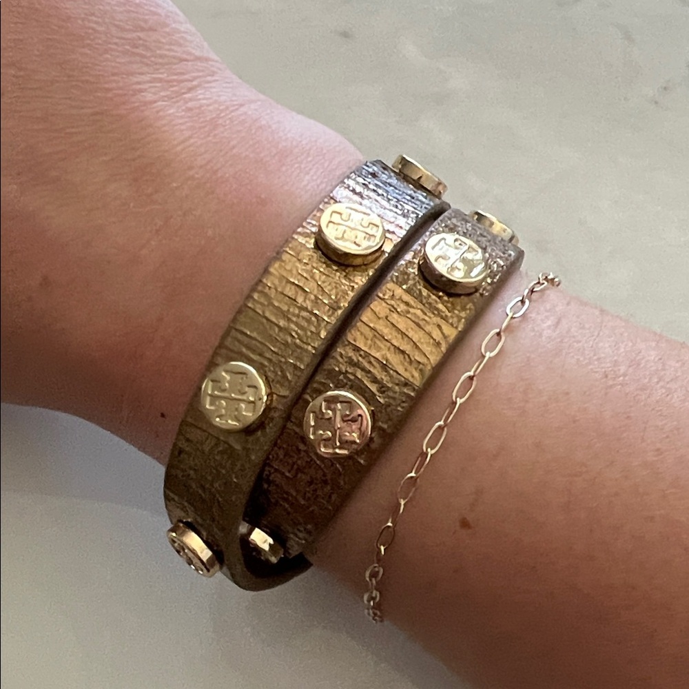 Tory Burch DOUBLE-WRAP LOGO STUD, Gold Textured BRACELET
